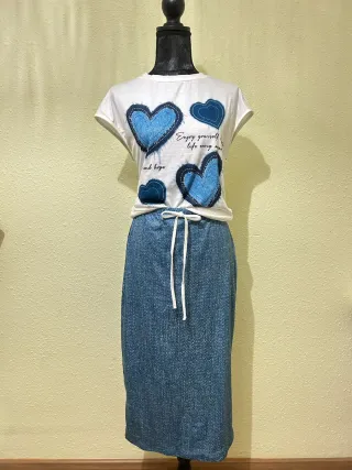 Conjunto falda y blusa con corazones