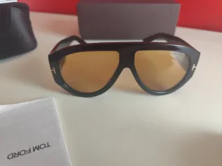 Gafas de sol Tom Ford negras y doradas,