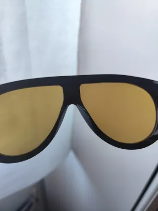 Gafas de sol Tom Ford negras y doradas,