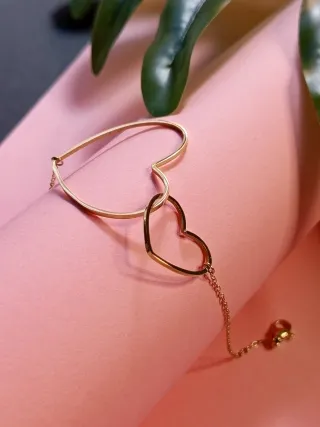 Pulsera fina cadena corazones dorados