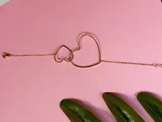 Pulsera fina cadena corazones dorados