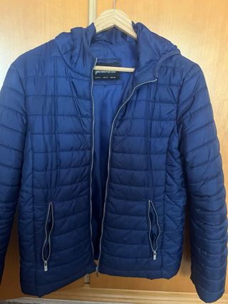 Cazadora Stradivarius azul con capucha Talla S. 