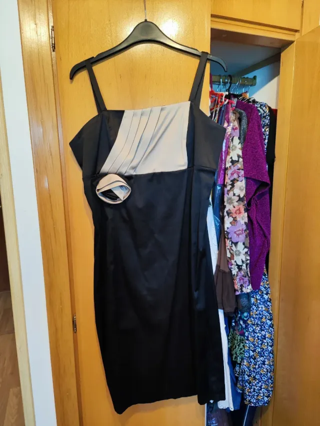 Vestido negro con adorno champagne y Raso