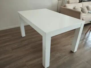 Mesa extensible blanca de madera