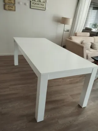 Mesa extensible blanca de madera