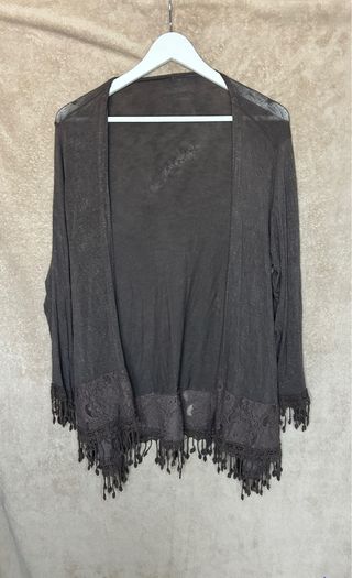 Chaqueta marrón con encaje y flecos