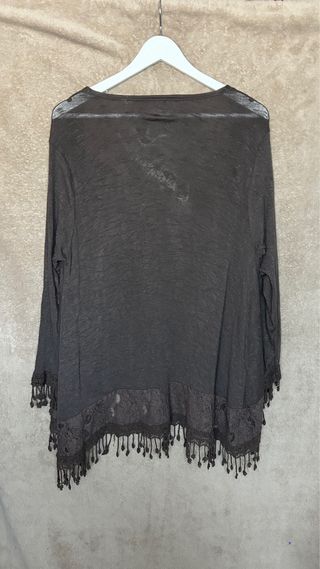 Chaqueta marrón con encaje y flecos