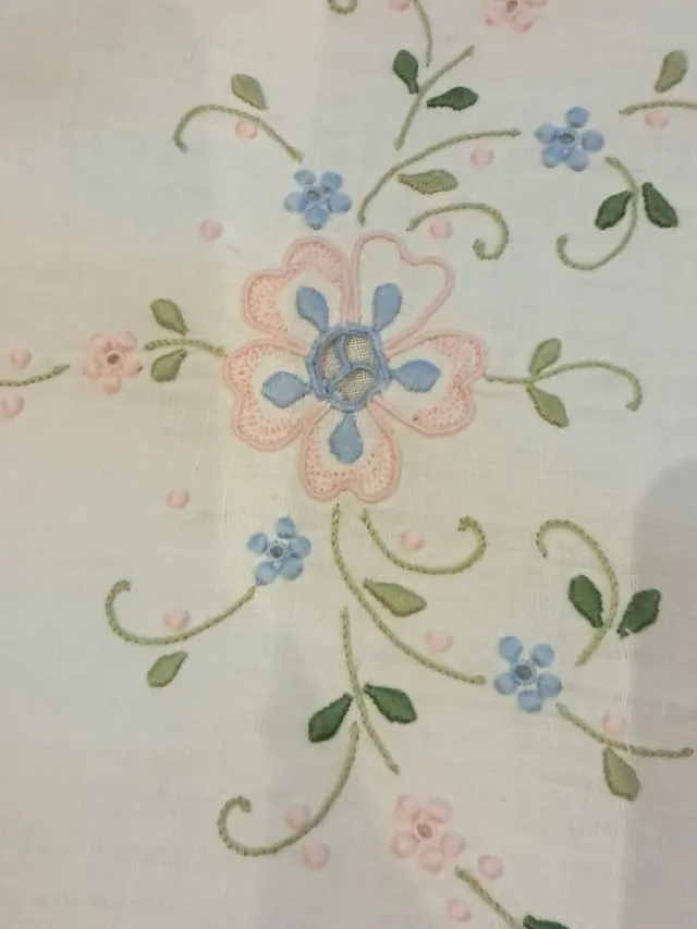 Asciugamanoed ospite puro lino con ricamo floreale