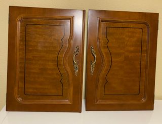 Puertas de madera pequeñas con tiradores