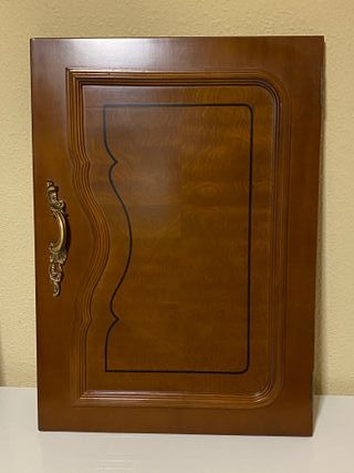 Puertas de madera pequeñas con tiradores