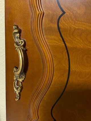 Puertas de madera pequeñas con tiradores
