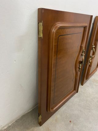 Puertas de madera pequeñas con tiradores