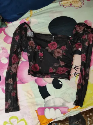 Crop top floral con transparencias Talla S