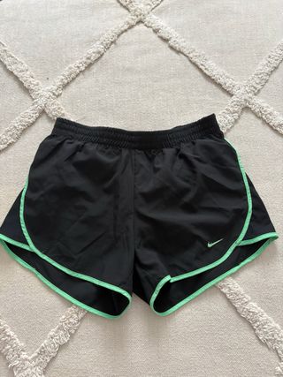 Pantalones cortos Nike negros y verdes