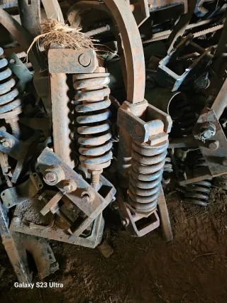 Arados de tractor usados con muelles 