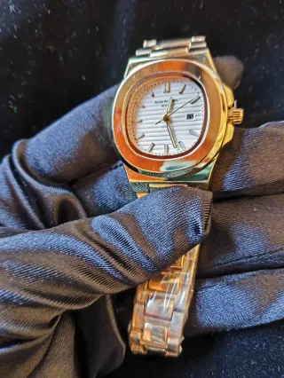 Reloj Dorado de Acero Inoxidable nuevo a estrenar 
