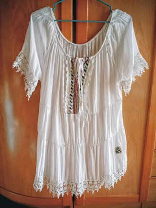 Blusa blanca con bordado y encaje