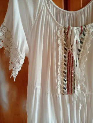 Blusa blanca con bordado y encaje