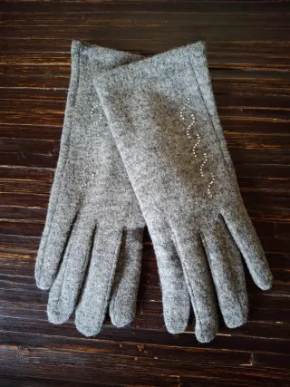 Guantes de mujer grises con pedrería