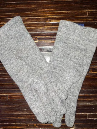 Guantes de mujer grises con pedrería