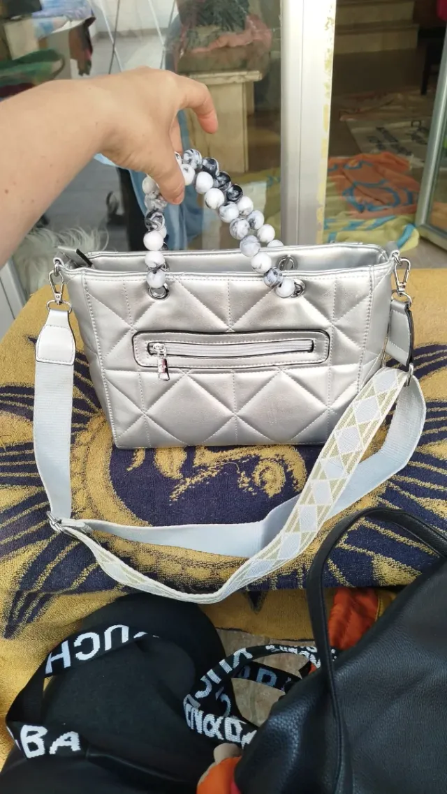 Bolso de mano y hombro plateado