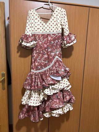 Vestido de flamenca beige y burdeos.