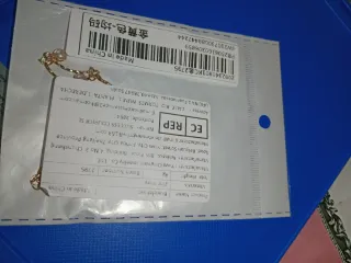 Pulsera dorada con perlas