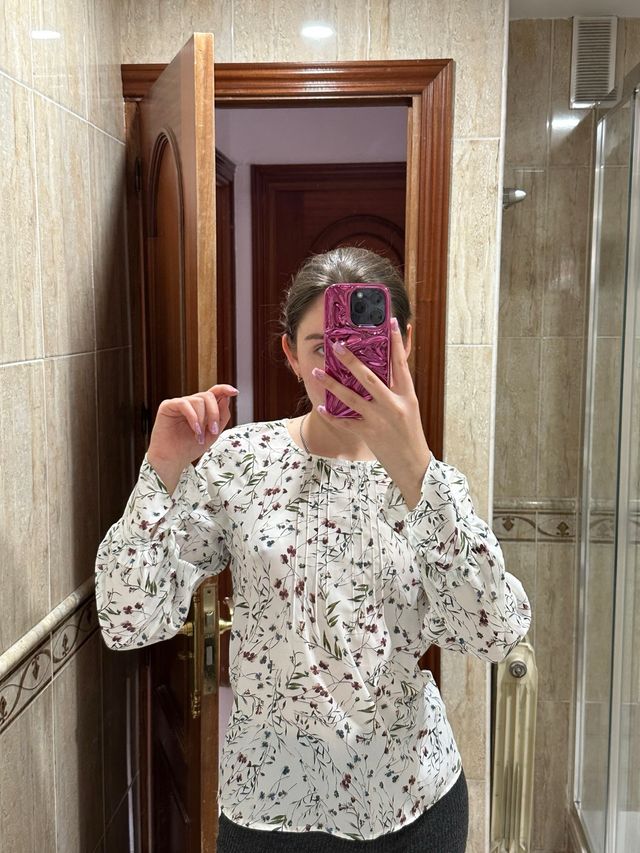 Camisa clásica muy bonita de RESERVED floral manga