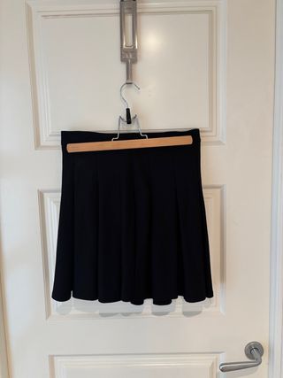 Falda plisada negra