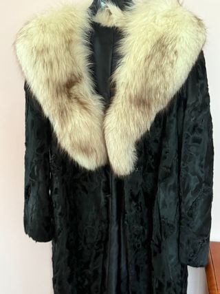 Material: Astracán natural + cuello de zorro