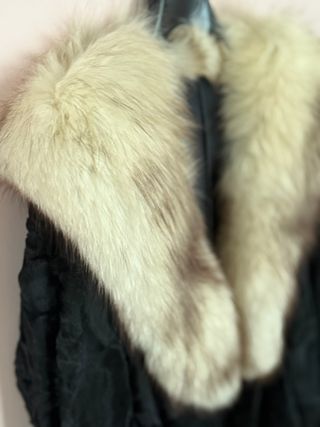 Material: Astracán natural + cuello de zorro