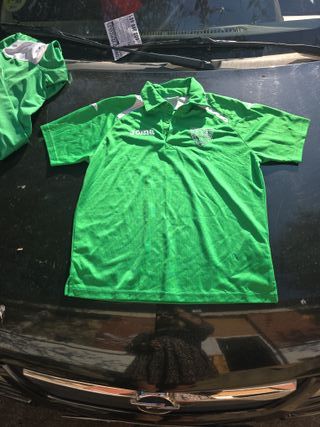 Chaqueta y camiseta verde de fútbol de gurutzeta B