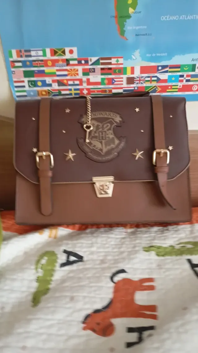 Bolso-maletín marrón y dorado