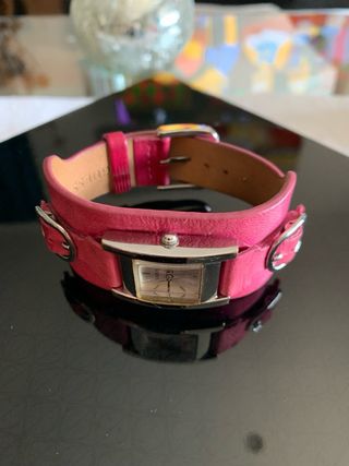 Reloj Guess Correa Rosa y Detalles Plateados