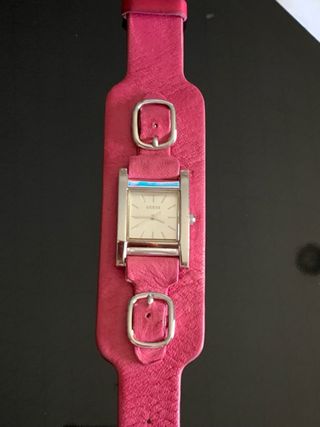 Reloj Guess Correa Rosa y Detalles Plateados