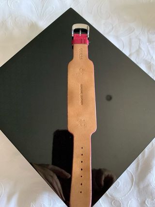 Reloj Guess Correa Rosa y Detalles Plateados