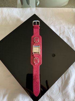 Reloj Guess Correa Rosa y Detalles Plateados