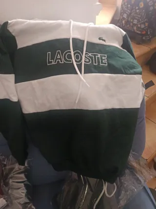 Sudadera Lacoste Verde y Blanca le esta chica