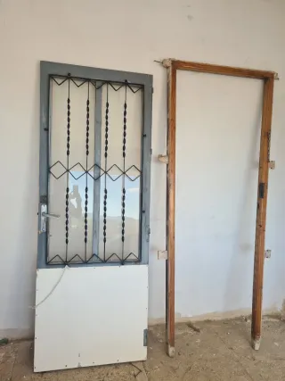 Puerta madera con marco