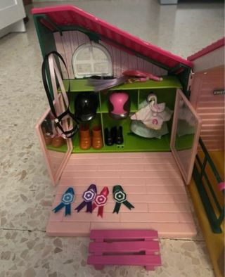 Juego con muñecas y accesorios