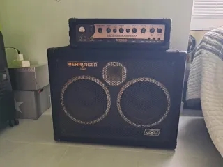 Amplificador Bajo Behringer Ultrabass 300 W