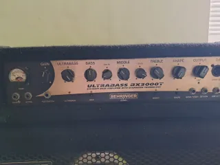 Amplificador Bajo Behringer Ultrabass 300 W