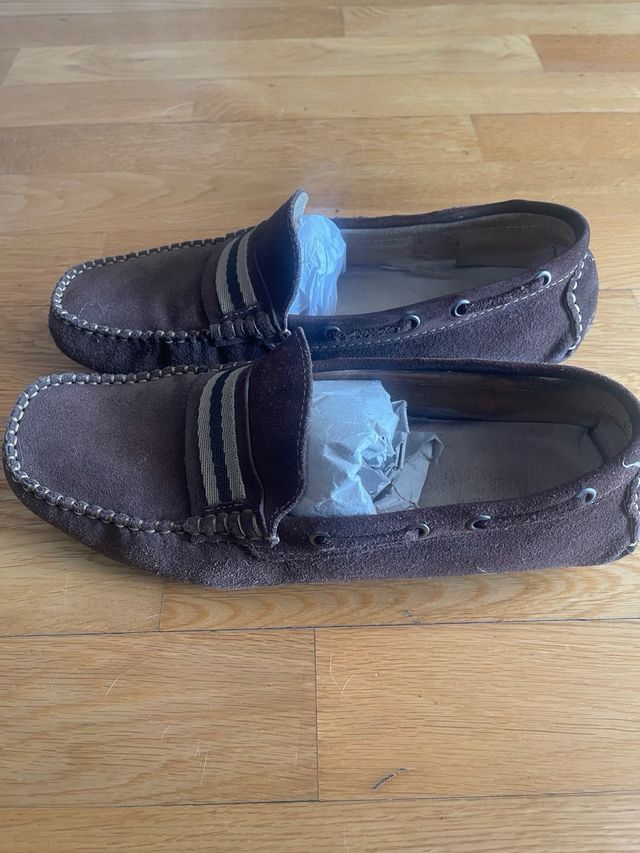 Mocasines marrones con tira marrón clara 