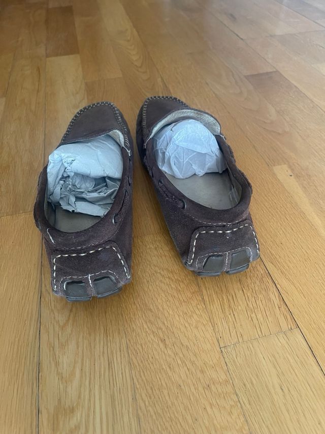 Mocasines marrones con tira marrón clara 