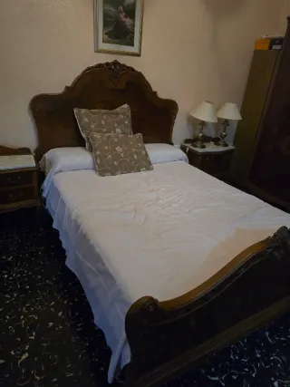 Cama antigua de madera