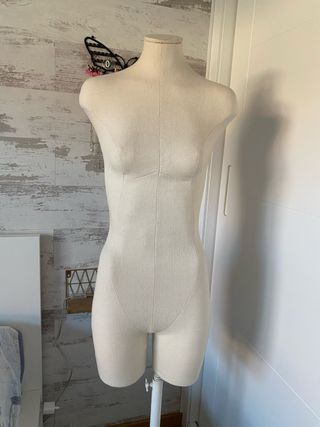 Maniquí mujer beige