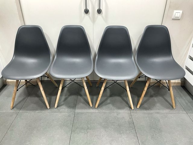 4 Sillas Eames. Asiento de Plástico y Patas Madera