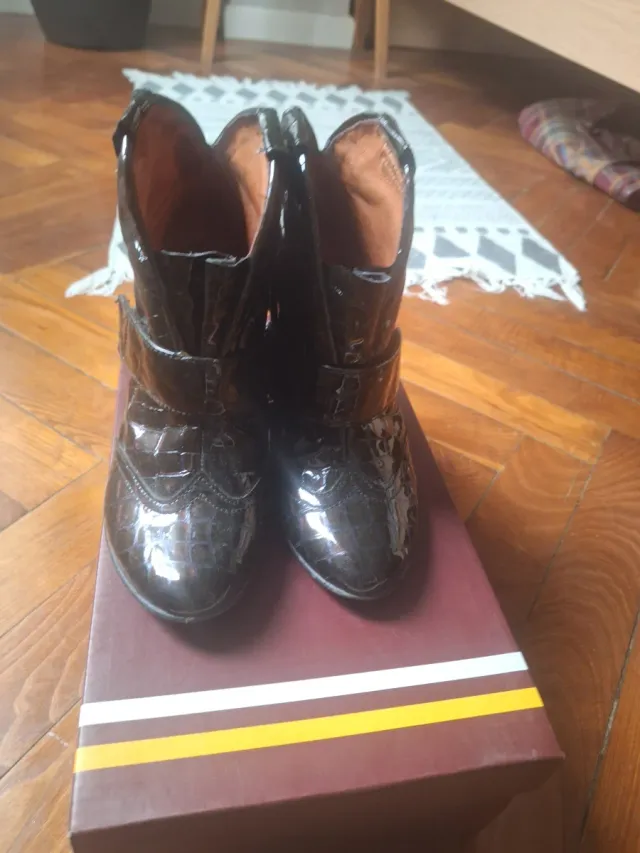 Botines piel charol burdeos