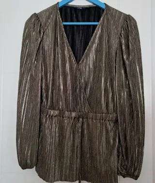 Blusa dorada plisada