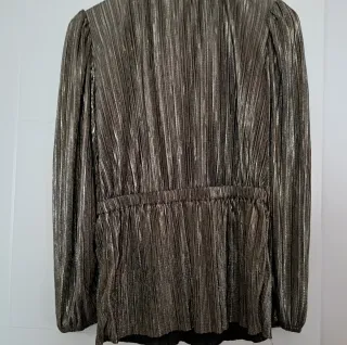 Blusa dorada plisada